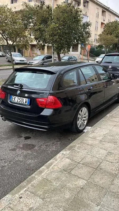Usata BMW 318 Sport Line 143 CV (105 kW) 2012 Nero Station wagon