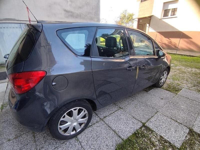 Usado Opel Meriva 2017 Gris Monovolumen