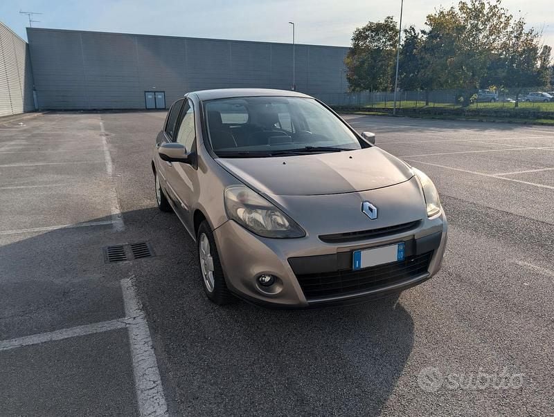 Usata Renault Clio II 75 CV (55 kW) 2010 Berlina