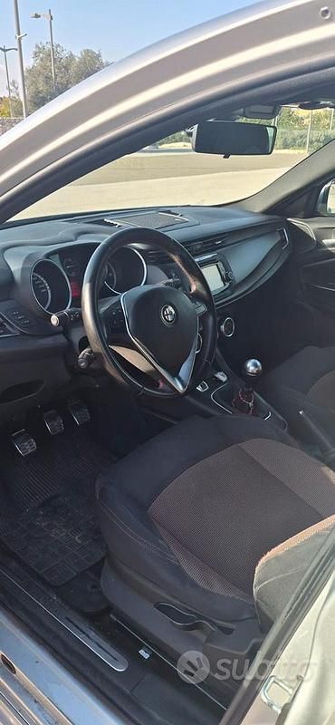 Usata Alfa Romeo Giulietta Distinctive 150 CV (110 kW) 2014 Grigio Utilitaria