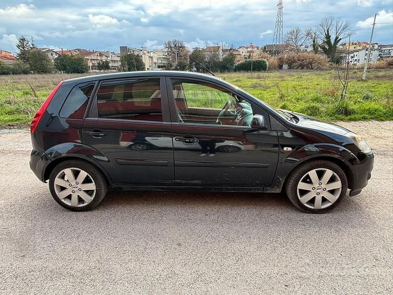 Usata Ford Fiesta 68 CV (50 kW) 2007 Nero Utilitaria