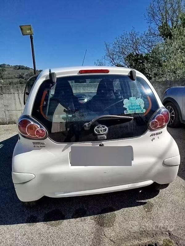 Usata Toyota Aygo Connect Style 68 CV (50 kW) 2014 Bianco Utilitaria