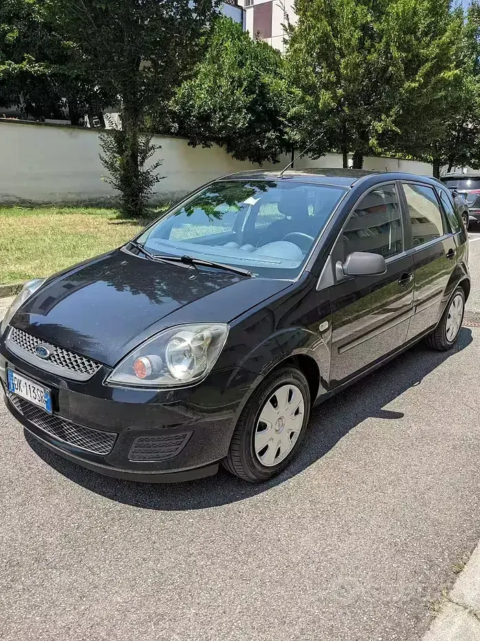 Usata Ford Fiesta 68 CV (50 kW) 2007 Nero Utilitaria