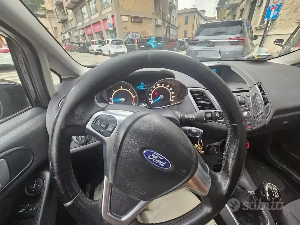 Usata Ford Fiesta 75 CV (55 kW) 2014 Nero Utilitaria