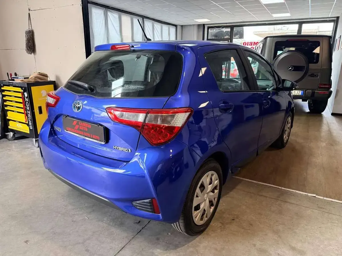 Usata Toyota Yaris Hybrid Active 73 CV (53 kW) 2018 Blu/azzurro Berlina