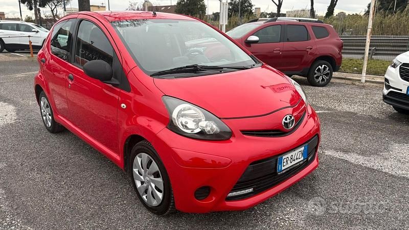 Usata Toyota Aygo Connect Style 68 CV (50 kW) 2013 Rosso Utilitaria