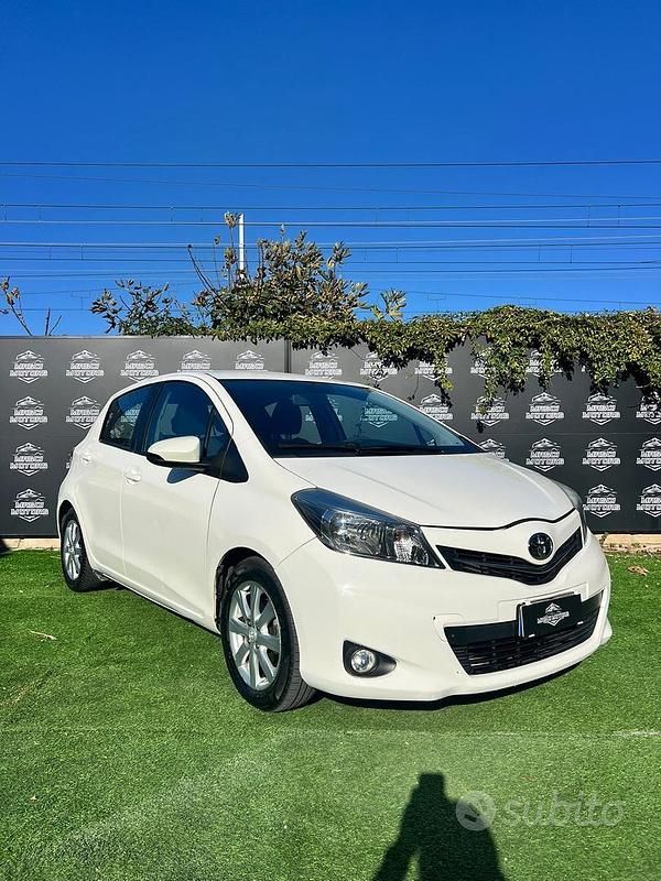 Bianco Usata 2012 Toyota Yaris Lounge Tre volumi | 5999 € (Ottimo prezzo) - Immagine 1/4