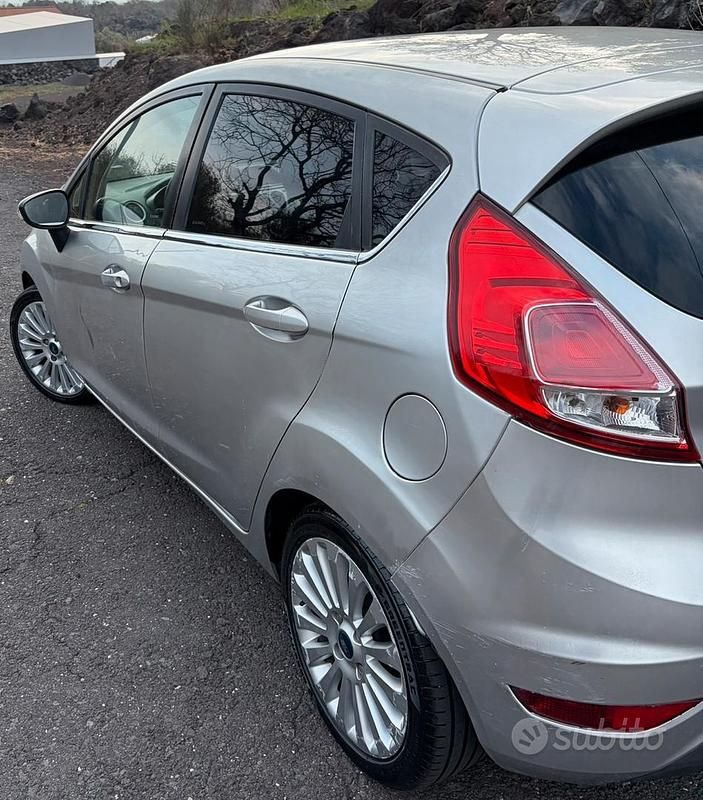 Begagnad Ford Fiesta 70 HK (51 kW) 2009 Halvkombi