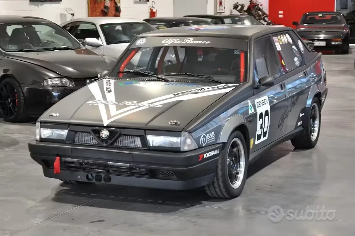 Usata Alfa Romeo 75 148 CV (108 kW) 1989 Grigio Berlina