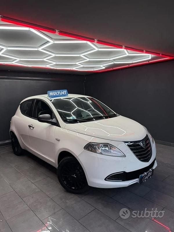 Usata Lancia Ypsilon 95 CV (69 kW) 2015 Bianco Utilitaria