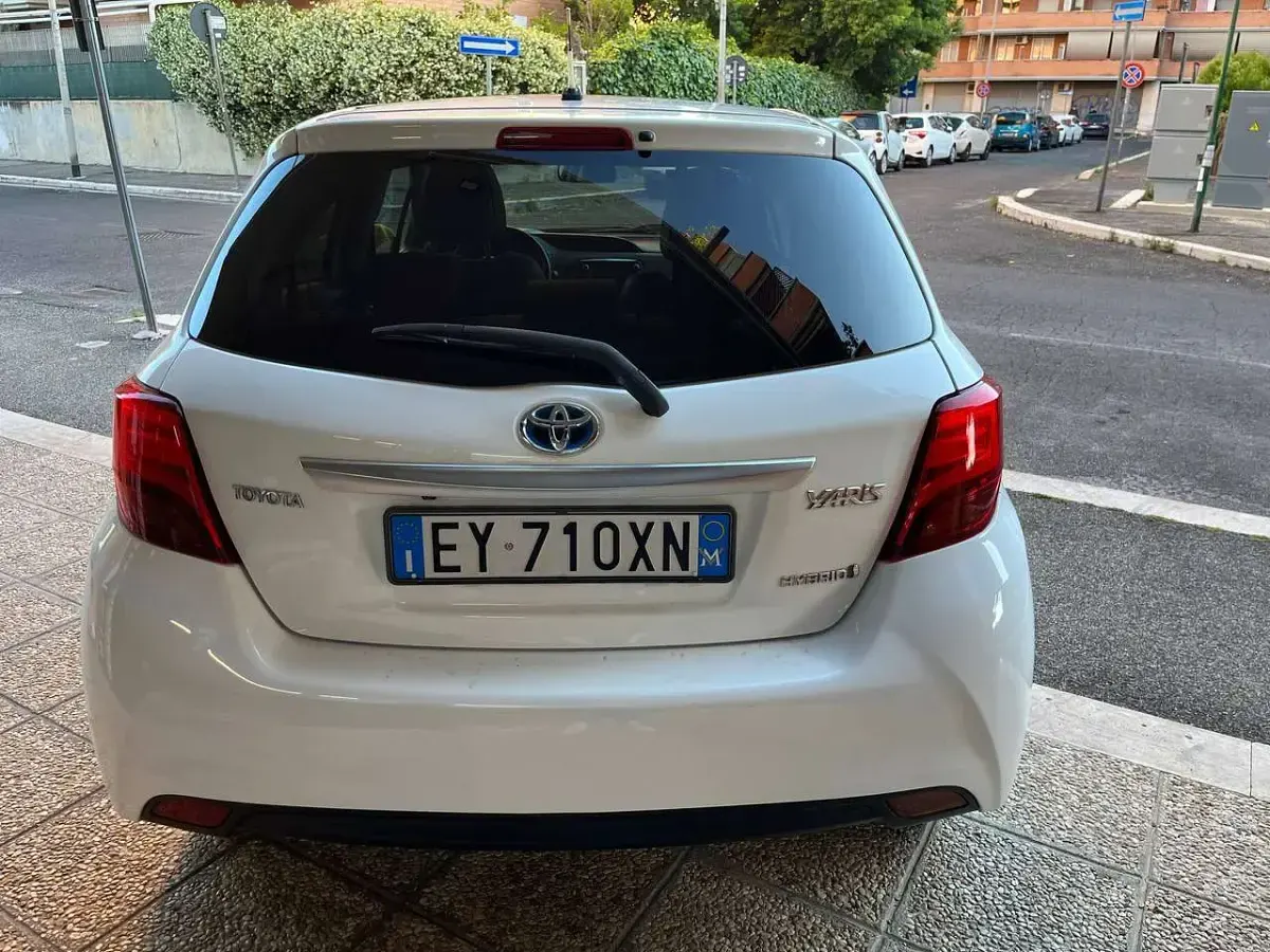 Usata Toyota Yaris Hybrid Style 75 CV (55 kW) 2015 Bianco Berlina