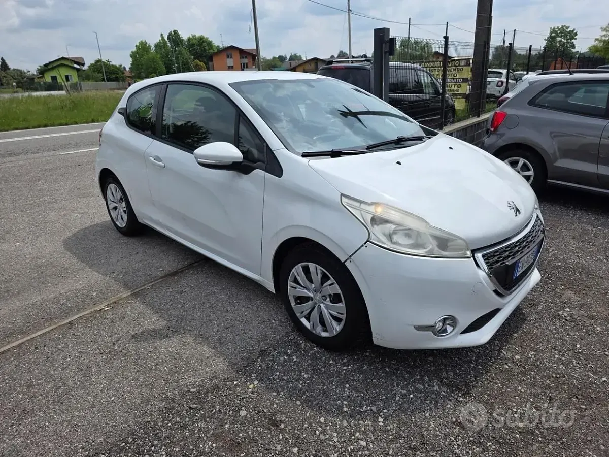 Usata Peugeot 208 Access 82 CV (60 kW) 2012 Bianco Utilitaria