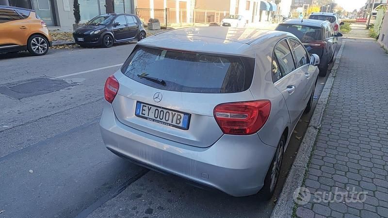 Usata Mercedes A180 122 CV (89 kW) 2013 Grigio Berlina