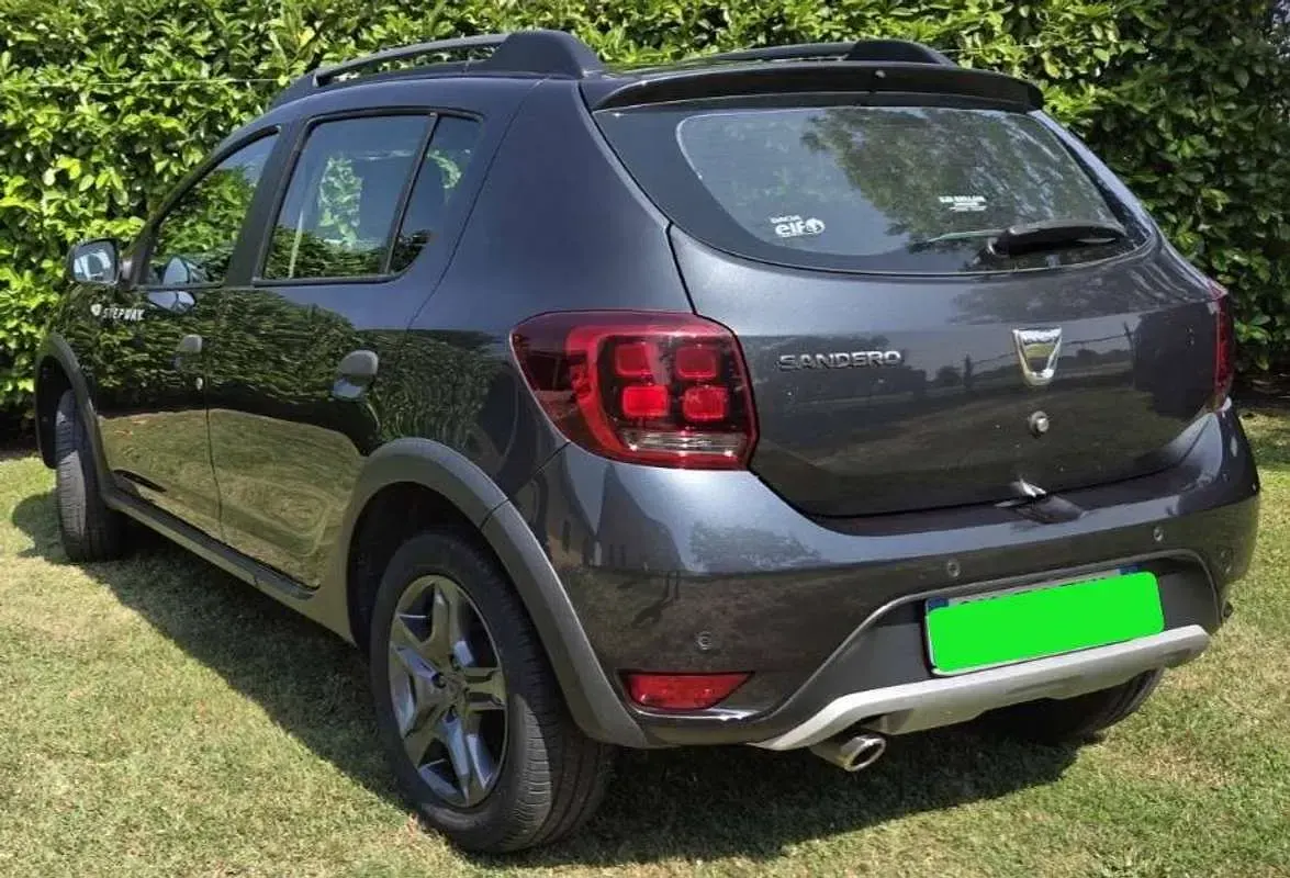 Usata Dacia Sandero Stepway 90 CV (66 kW) 2017 Grigio SUV