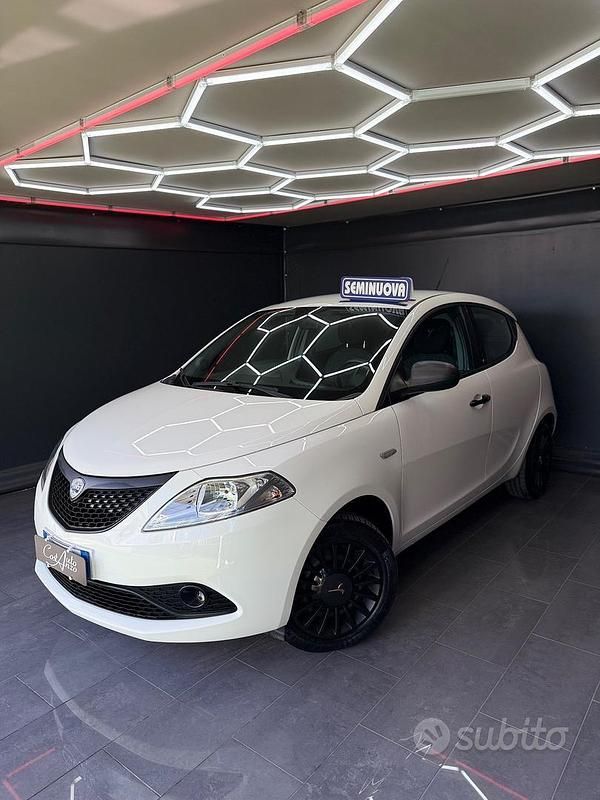 Usata Lancia Ypsilon Platinum 69 CV (50 kW) 2020 Bianco Utilitaria
