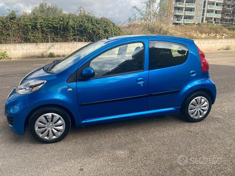 Usata Peugeot 107 68 CV (50 kW) 2010 Blu Utilitaria