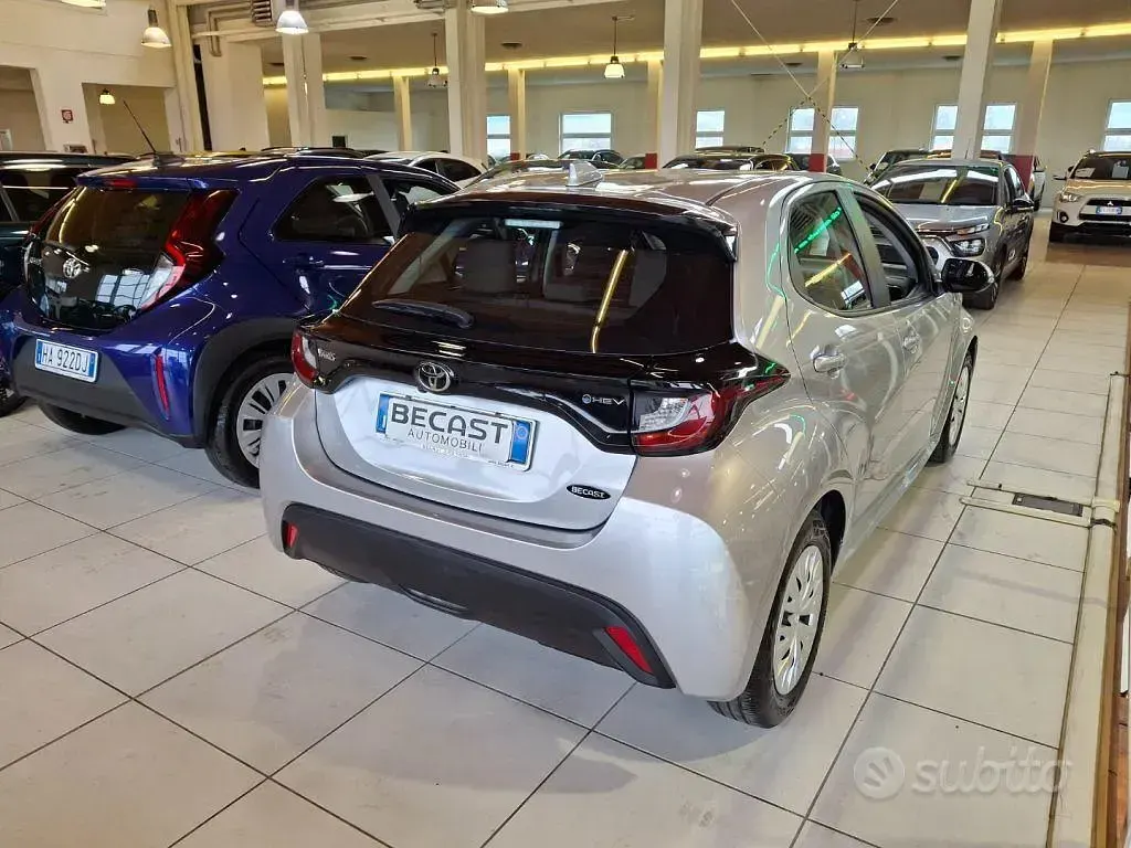 Usata Toyota Yaris Hybrid Active 92 CV (67 kW) 2024 Grigio Berlina