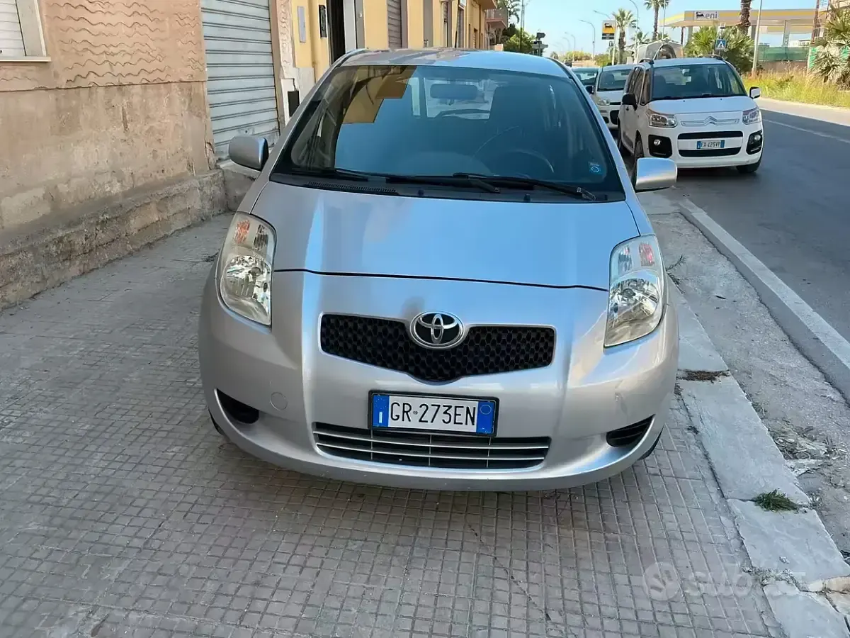 Usata Toyota Yaris Sol 69 CV (50 kW) 2007 Grigio Utilitaria