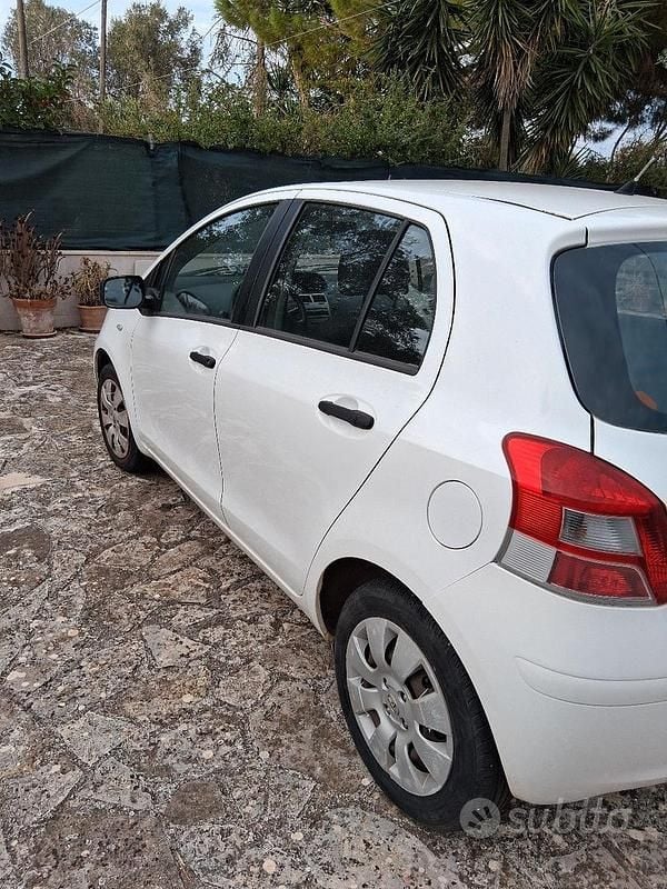 Usata Toyota Yaris 65 CV (47 kW) 2010 Bianco Berlina
