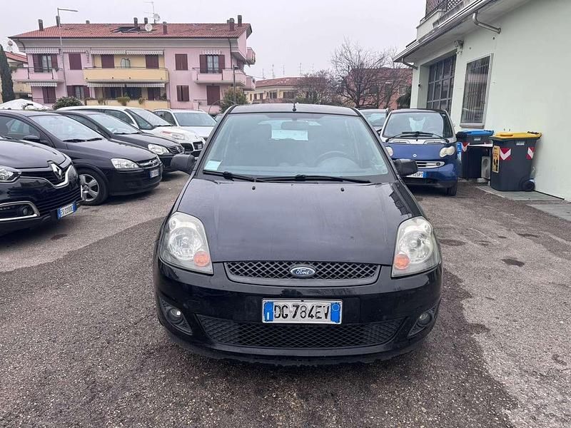 Usata Ford Fiesta Ghia 68 CV (50 kW) 2007 Nero Berlina