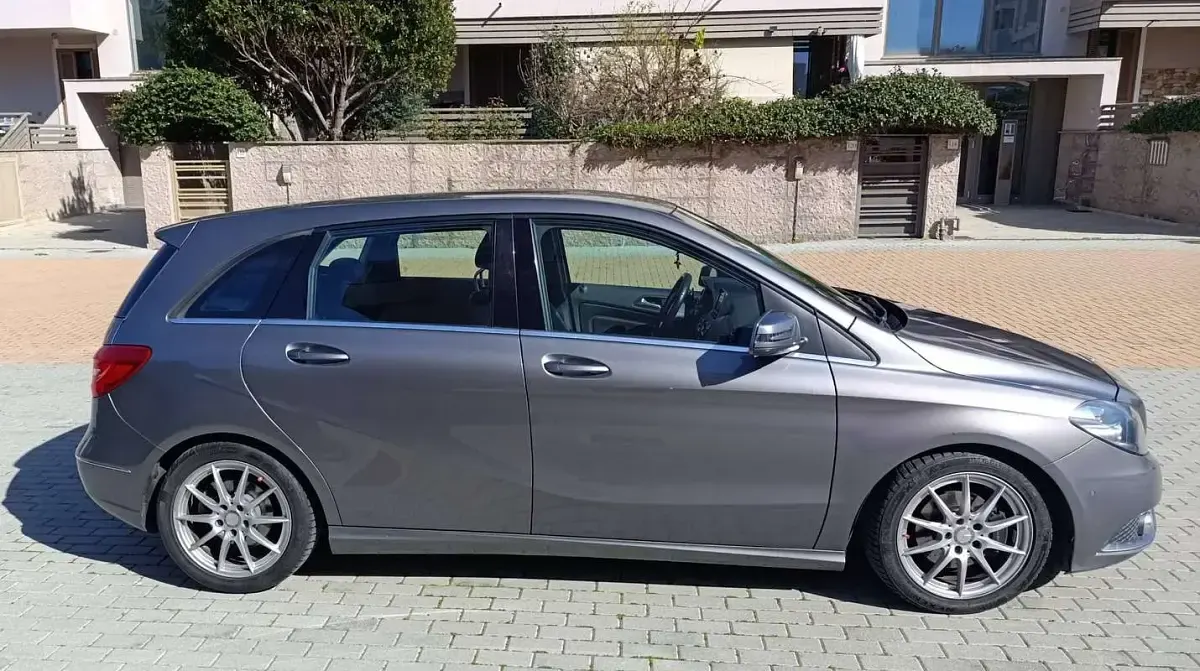 Usata Mercedes B180 109 CV (80 kW) 2014 Grigio Utilitaria