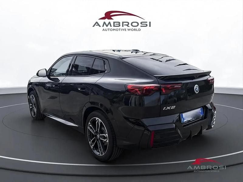 Nuova BMW iX2 M Sport 150 kW (204 CV) 2025 Black sapphire metallizzato SUV