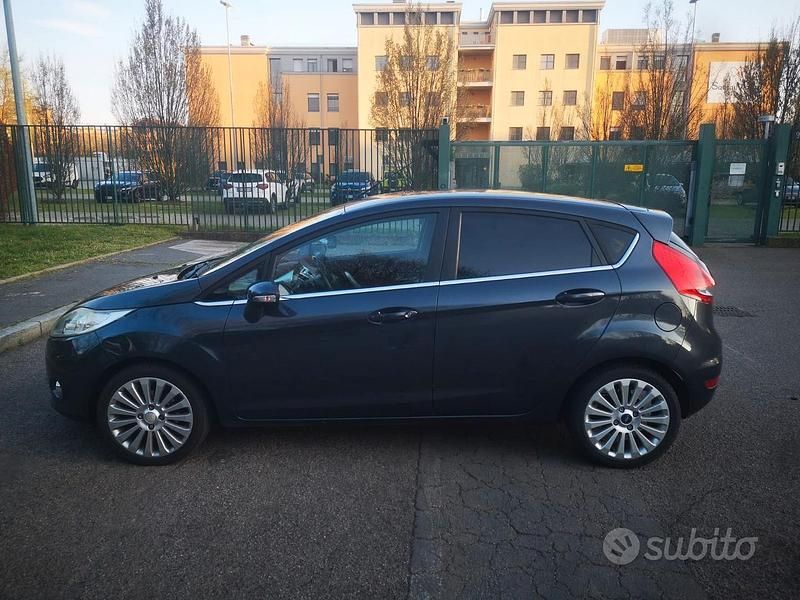 Usata Ford Fiesta Titanium 82 CV (60 kW) 2009 Grigio Utilitaria