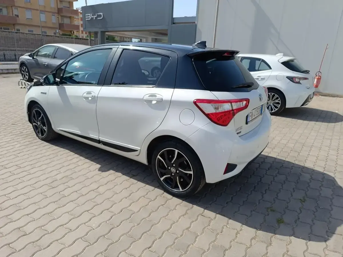 Usata Toyota Yaris Hybrid Style 73 CV (53 kW) 2018 Bianco Berlina