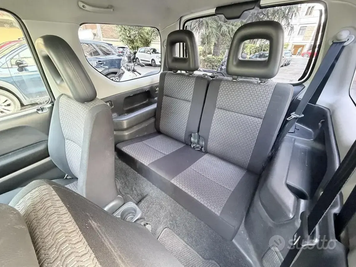 Usata Suzuki Jimny 82 CV (60 kW) 2011 Bianco SUV