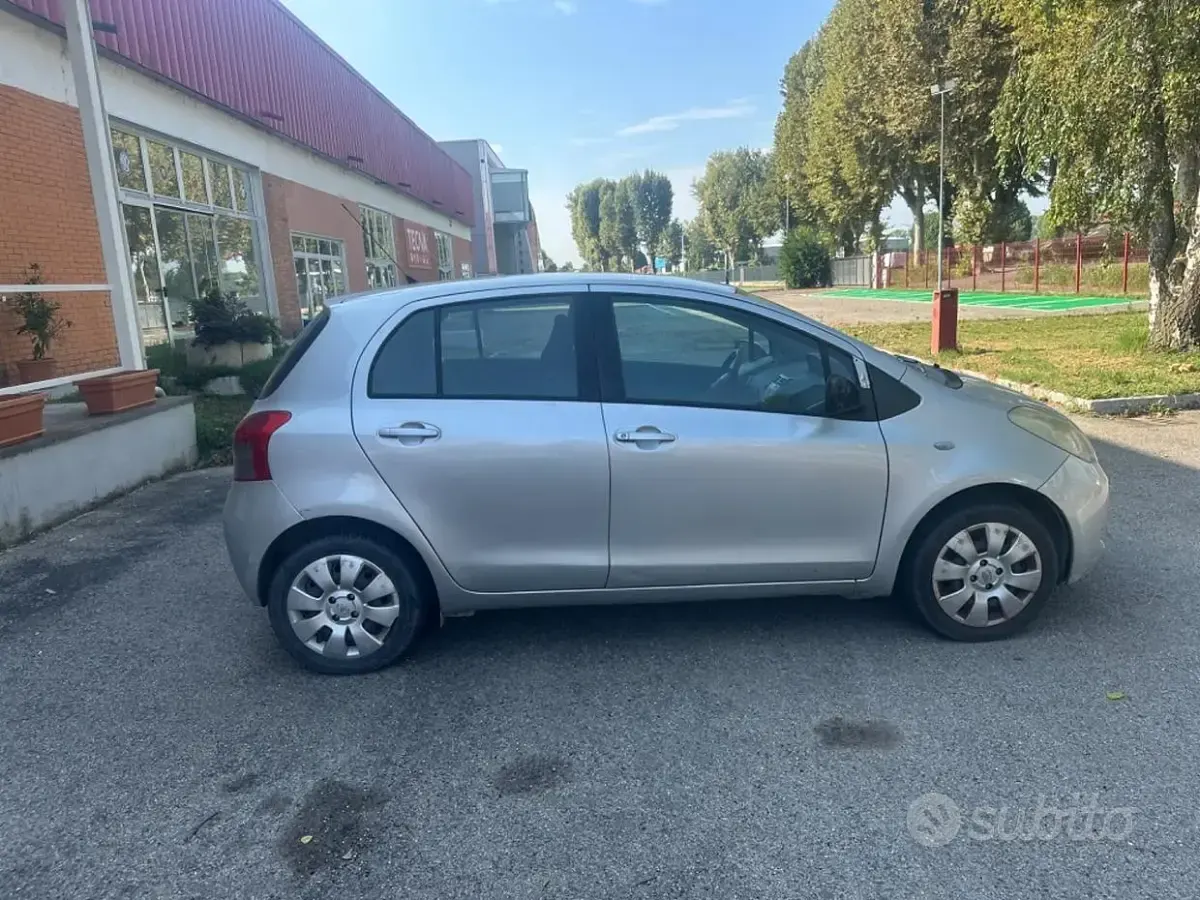Usata Toyota Yaris 69 CV (50 kW) 2008 Grigio Utilitaria