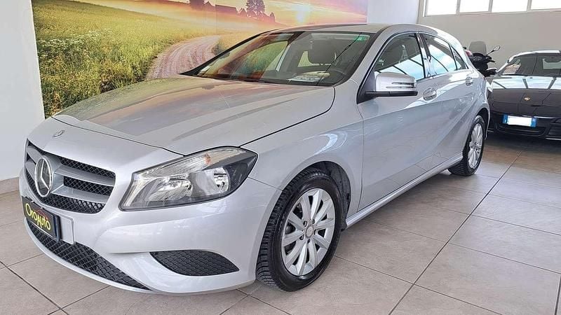 Argento Usata 2013 Mercedes A180 Tre volumi | 8499 € (Buon prezzo) - Immagine 1/4