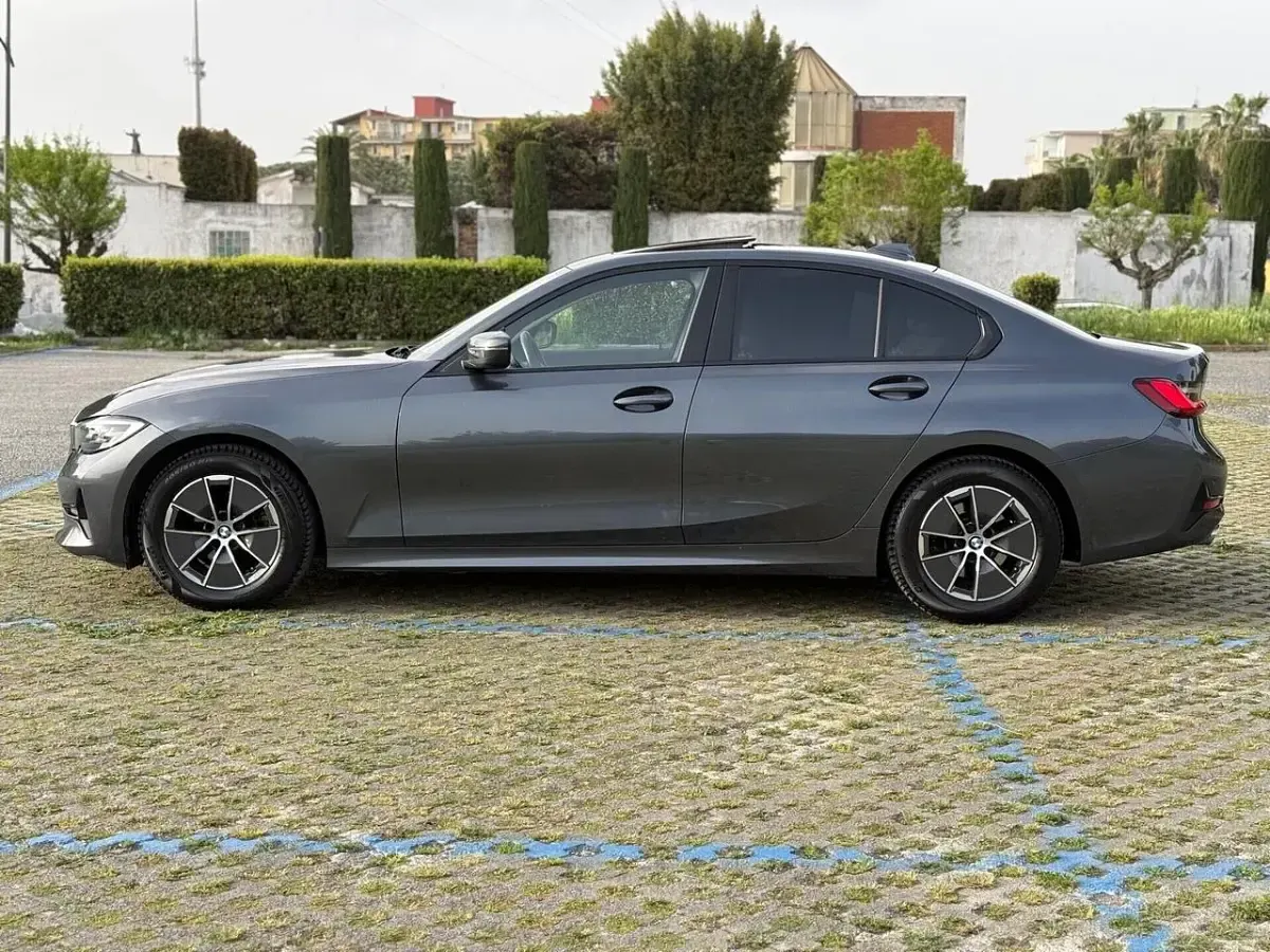 Usata BMW 318 Comfort Edition 149 CV (109 kW) 2022 Grigio Berlina
