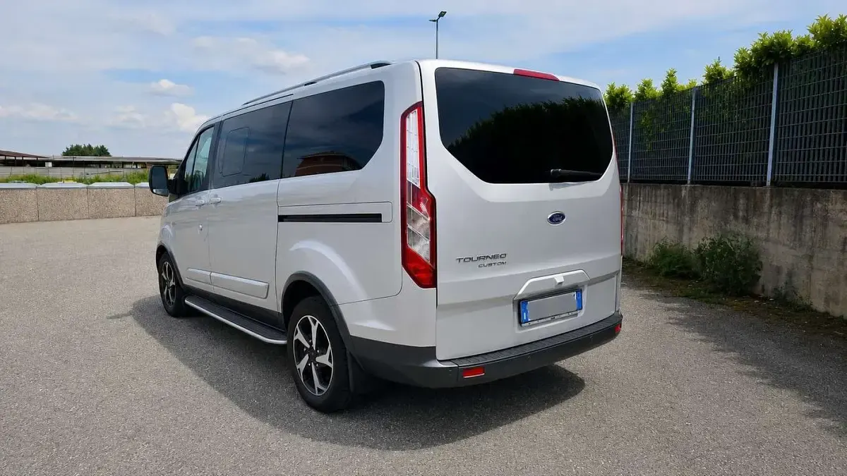 Usata Ford Courier Active 185 CV (136 kW) 2021 Argento Monovolume