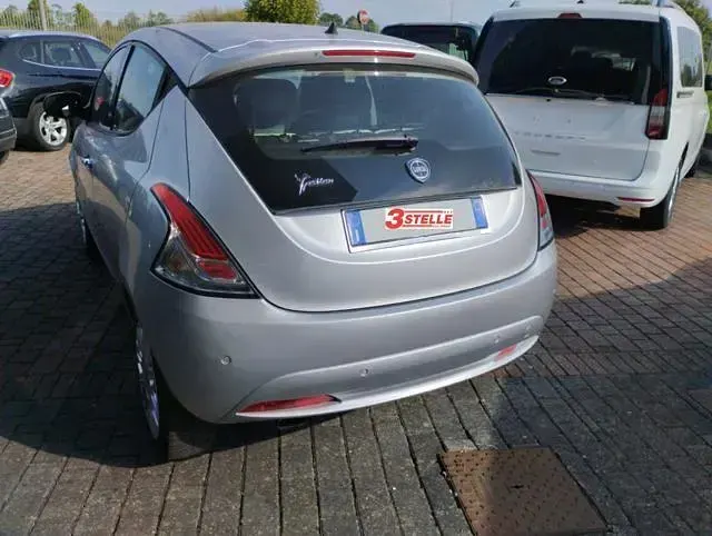 Usata Lancia Ypsilon Gold 69 CV (50 kW) 2017 Grigio Utilitaria