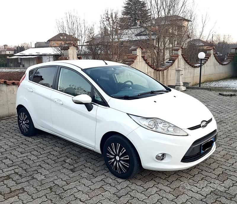 Usata Ford Fiesta Titanium 95 CV (69 kW) 2011 Bianco Berlina