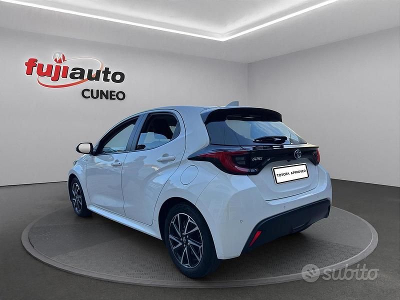 Usata Toyota Yaris Hybrid Trend 116 CV (85 kW) 2022 Super white Utilitaria