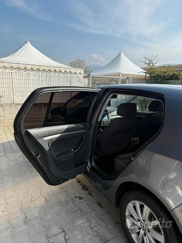 Begagnad VW Golf V 2005 Grå Halvkombi