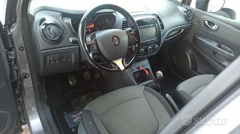 Usata Renault Captur Zen 90 CV (66 kW) 2016 Grigio SUV
