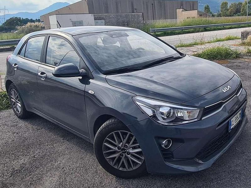 Usata Kia Rio Style 82 CV (60 kW) 2022 Grigio Berlina