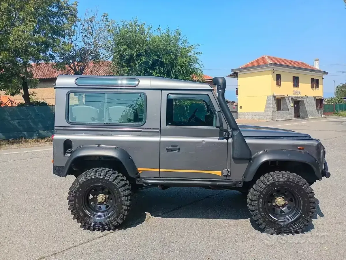 Usata Land Rover Defender 122 CV (89 kW) 2006 Grigio SUV