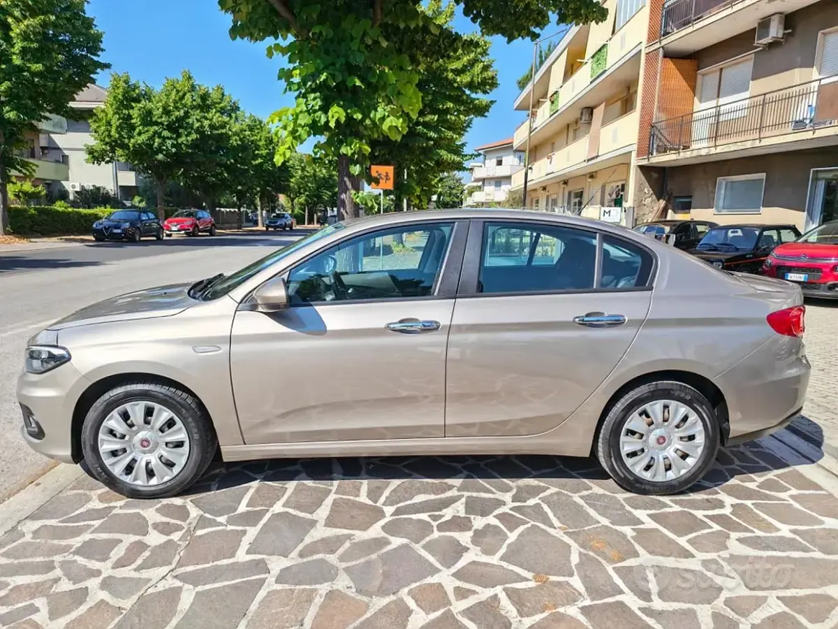 Usata Fiat Tipo Easy 95 CV (69 kW) 2017 Marrone Berlina