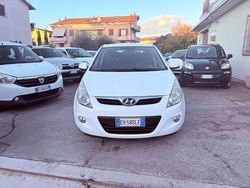 Usata Hyundai i20 Comfort 75 CV (55 kW) 2011 Bianco Utilitaria
