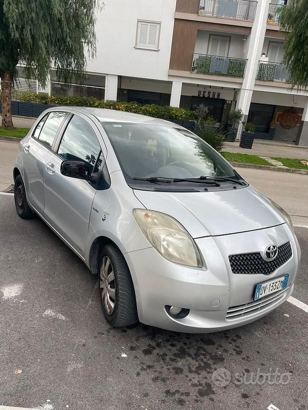 Usata Toyota Yaris 90 CV (66 kW) 2009 Grigio Utilitaria