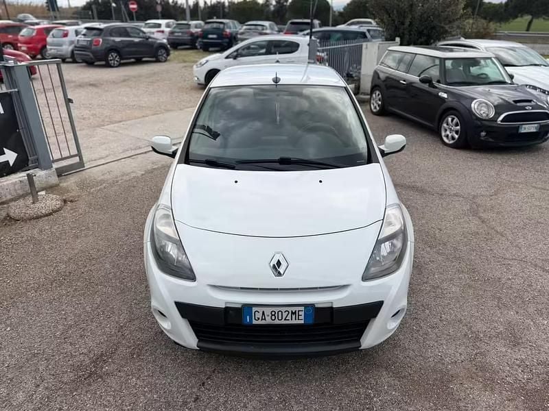 Usata Renault Clio II Dynamique 58 CV (42 kW) 2010 Bianco Berlina
