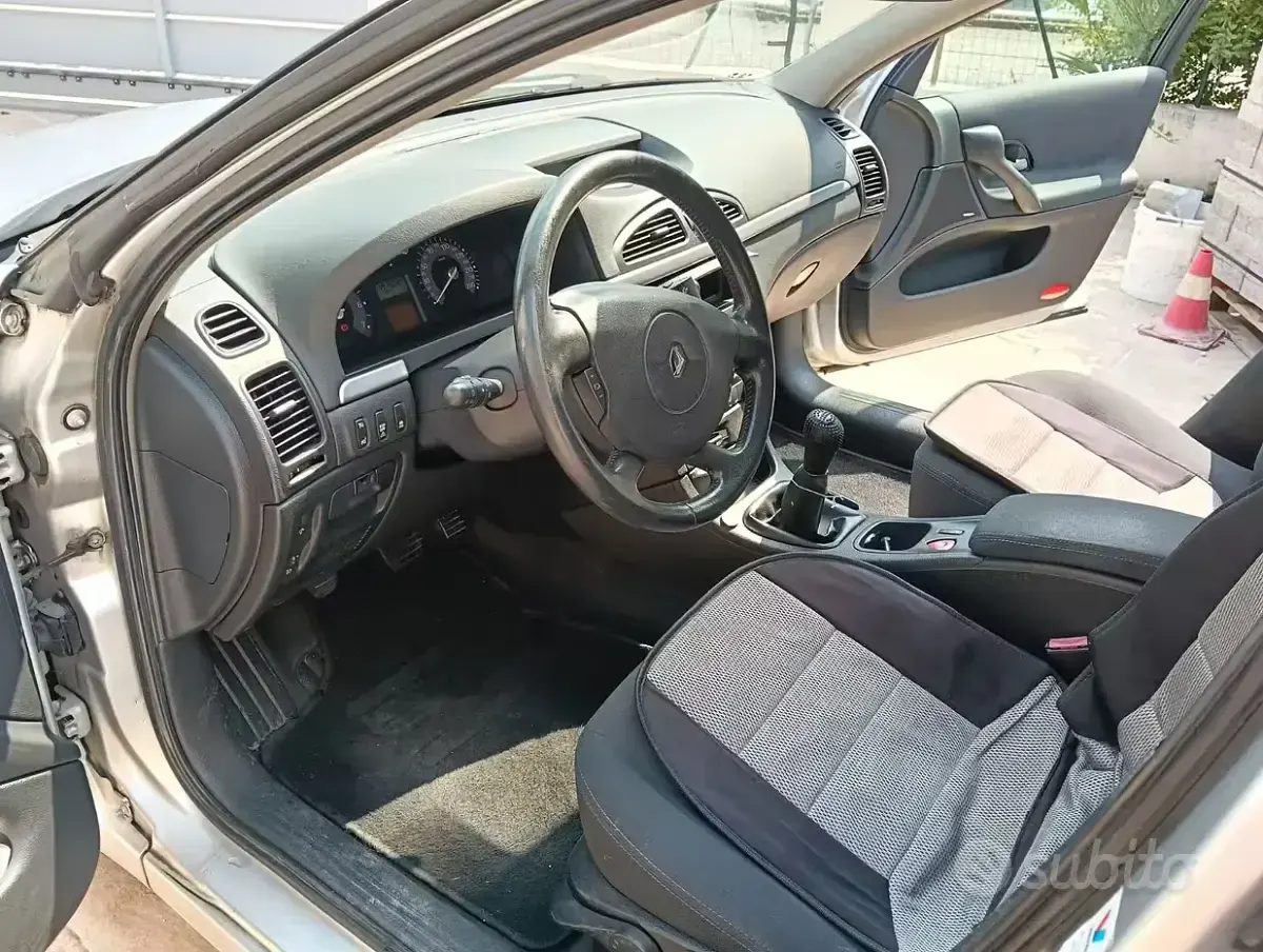 Usata Renault Laguna II 111 CV (81 kW) 2006 Grigio Berlina