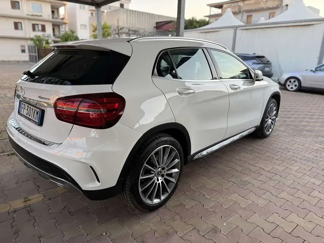 Usata Mercedes GLA200 Premium 136 CV (100 kW) 2018 Bianco SUV