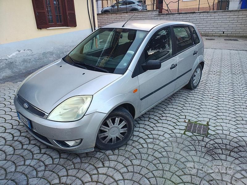 Usata Ford Fiesta Ghia 68 CV (50 kW) 2004 Grigio Utilitaria