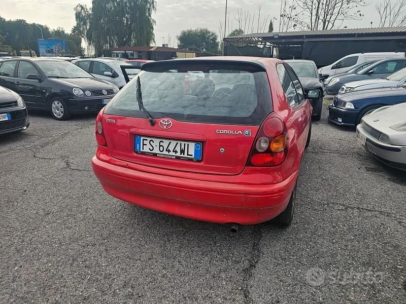 Usata Toyota Corolla 96 CV (70 kW) 2003 Rosso Berlina