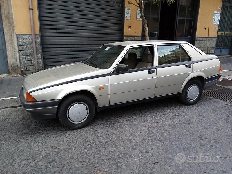 Usata Alfa Romeo 75 110 CV (80 kW) 1987 Grigio Berlina