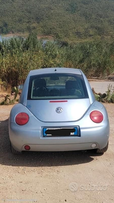 Usata VW New Beetle 105 CV (77 kW) 2004 Blu Utilitaria